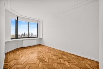 200-210 E 65th St in New York, NY - Building Photo - Building Photo