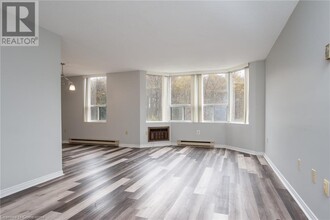 35 Green Valley Dr in Kitchener, ON - Building Photo - Building Photo