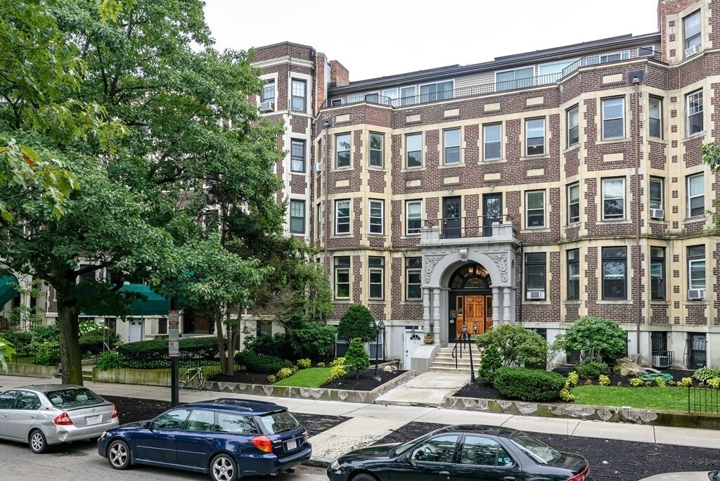 390 Riverway in Boston, MA - Building Photo