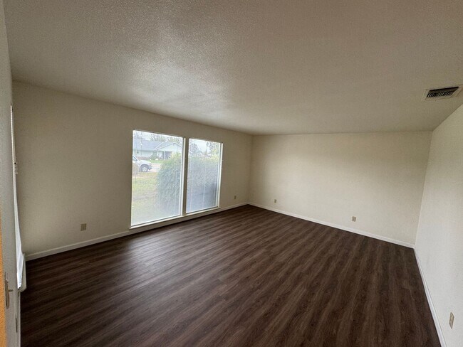 721 E Ann Dr in Reedley, CA - Building Photo - Building Photo