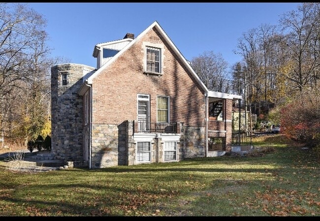 2 Hollowbrook Plz, Unit 1 in Cortlandt Manor, NY - Building Photo - Building Photo