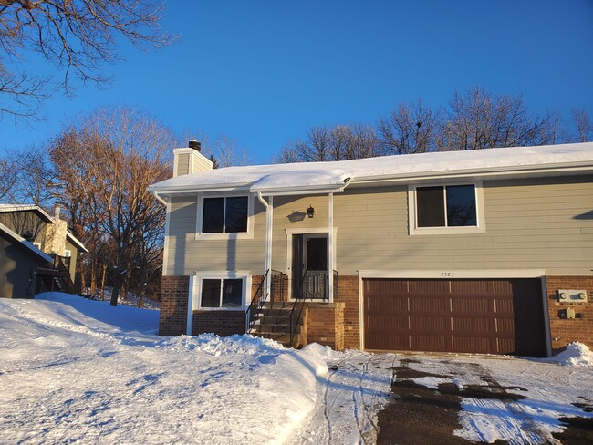 2525 Cedar Hills Drive in Minnetonka, MN - Building Photo - Building Photo