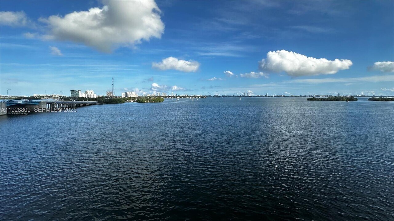 7825 NE Bayshore Ct in Miami, FL - Foto de edificio