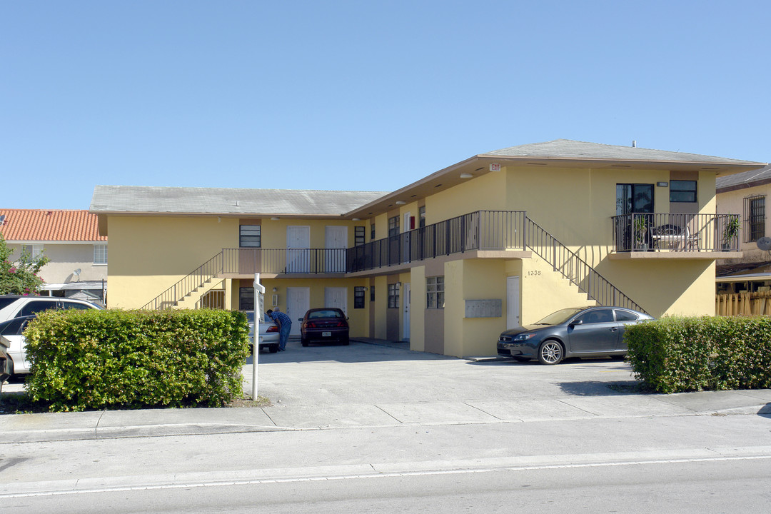 1335 W 41st St in Hialeah, FL - Building Photo