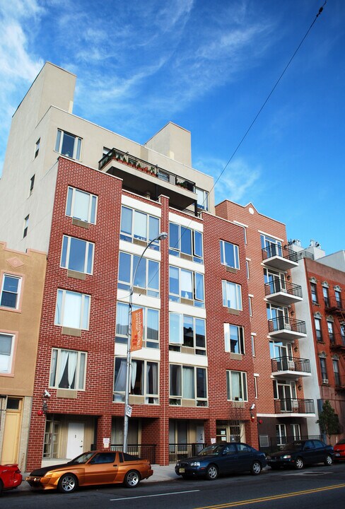 651 Washington St in New York, NY - Building Photo