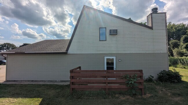 819 Kerns Dr NE in Bolivar, OH - Building Photo - Building Photo