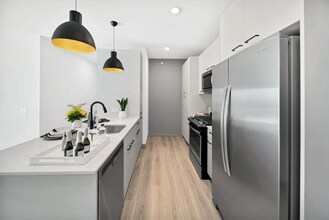 2131 N Elston Ave in Chicago, IL - Building Photo - Building Photo