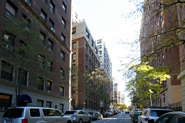 Manhattan Tower Condos in New York, NY - Building Photo - Building Photo