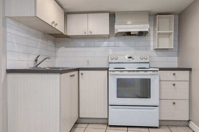 15 Indian Rd Crescent in Toronto, ON - Building Photo - Building Photo
