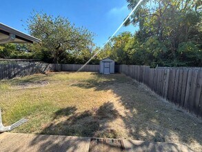 3830 Kiest Knoll Dr in Dallas, TX - Building Photo - Building Photo