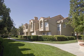 San Marco Villa Apartment Homes in Irvine, CA - Foto de edificio - Building Photo