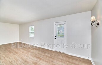 6681 Chesapeake Dr in Florissant, MO - Building Photo - Building Photo