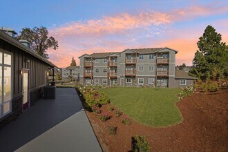 LIBERTY CREST APARTMENTS in Salem, OR - Foto de edificio - Building Photo