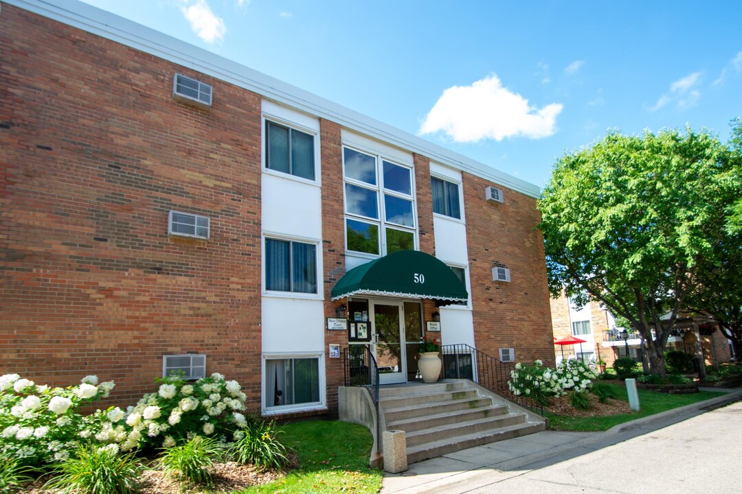 New Orleans Court in Richfield, MN - Foto de edificio