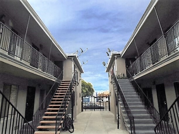 10805 S Broadway in Los Angeles, CA - Foto de edificio - Building Photo