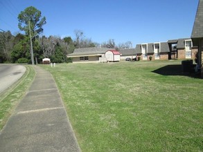 Selma Square Apartments in Selma, AL - Building Photo - Building Photo