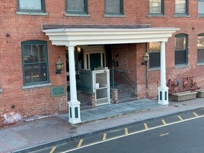 145 Canal St E in Shelton, CT - Building Photo - Building Photo