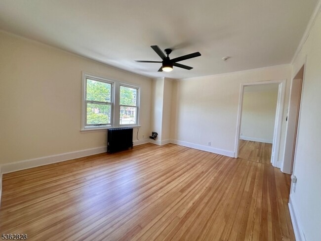 46 E Northfield Rd in Livingston, NJ - Foto de edificio - Building Photo