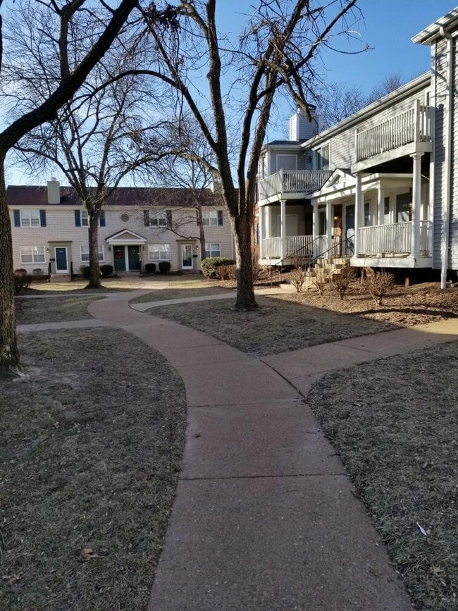 1435 Thrush Plz, Unit 1435 in Brentwood, MO - Foto de edificio - Building Photo