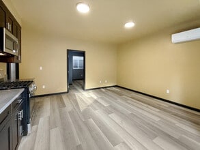 13548 Glamis St in Los Angeles, CA - Foto de edificio - Building Photo