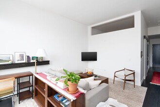 550 W Juneau Ave in Milwaukee, WI - Foto de edificio - Building Photo