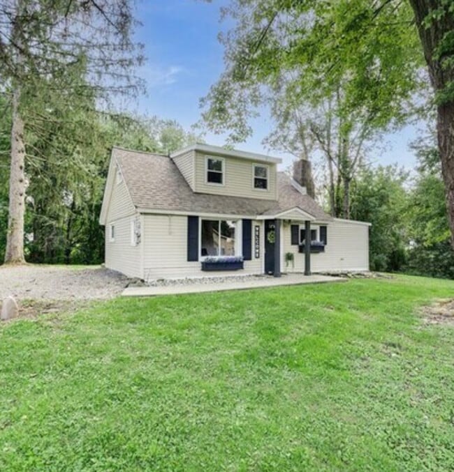 263 S Quaker Ln in Hyde Park, NY - Building Photo - Building Photo