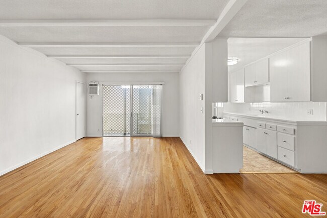 923 N San Vicente Blvd in West Hollywood, CA - Building Photo - Building Photo