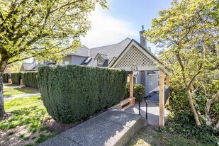 245 5th St E in North Vancouver, BC - Building Photo