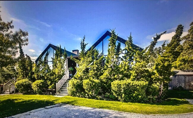 8 Chequit Ave in Shelter Island Heights, NY - Building Photo - Building Photo