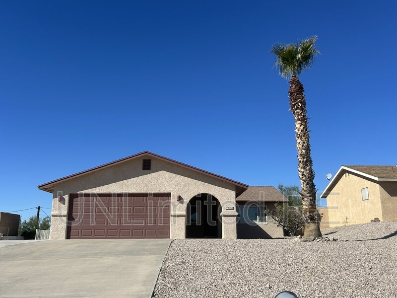 3267 Cinnamon Dr in Lake Havasu City, AZ - Foto de edificio