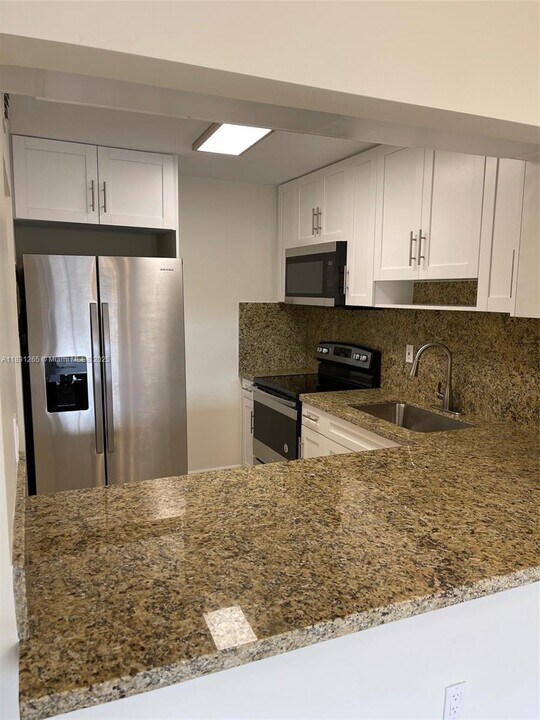 6090 W 18th Ave in Hialeah, FL - Building Photo