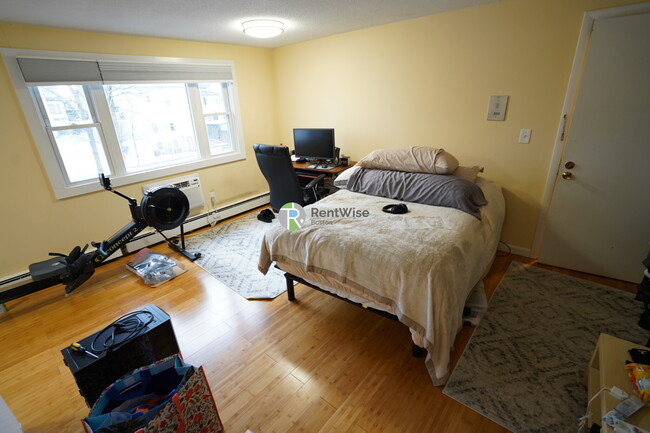 121 Ash St in Waltham, MA - Building Photo - Building Photo