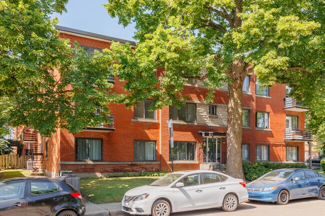 11832 Du Général-Giraud Rue in Montréal, QC - Building Photo - Building Photo