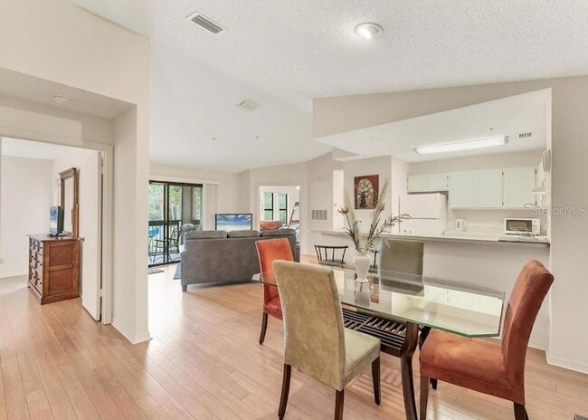 4017 Crockers Lake Blvd in Sarasota, FL - Foto de edificio - Building Photo