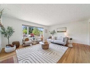 7323 SW Nevada Terrace in Portland, OR - Foto de edificio - Building Photo