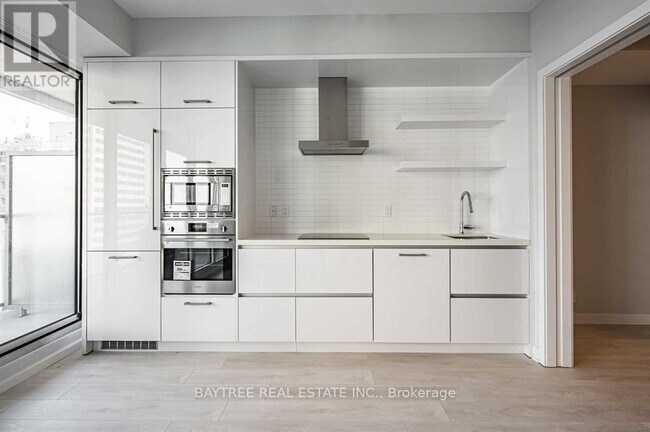 2221 Yonge St in Toronto, ON - Building Photo - Building Photo