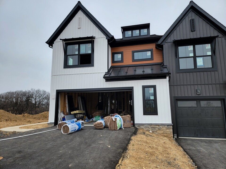 2135 S Autumn Chase Dr in Mechanicsburg, PA - Building Photo