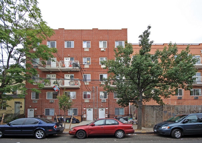 9315 Lamont Ave in Flushing, NY - Foto de edificio - Building Photo