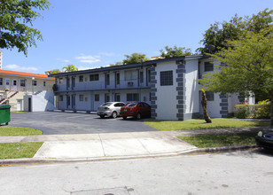 251 Madeira Ave in Coral Gables, FL - Foto de edificio - Building Photo