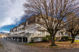 Windsor Pines in Chilliwack, BC - Building Photo - Building Photo