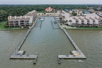 3663 E NASA Pkwy, Unit 407 in Seabrook, TX - Building Photo - Building Photo