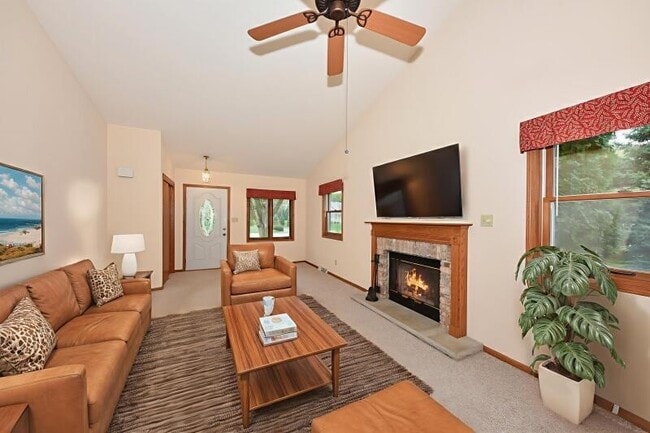 1335 Jensen Ct in Delafield, WI - Building Photo - Building Photo