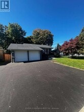 132 Meadowbank Rd in Toronto, ON - Building Photo - Building Photo