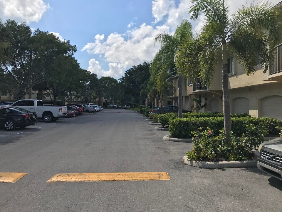 700 Crestwood Ct S-Unit -708 in Royal Palm Beach, FL - Building Photo