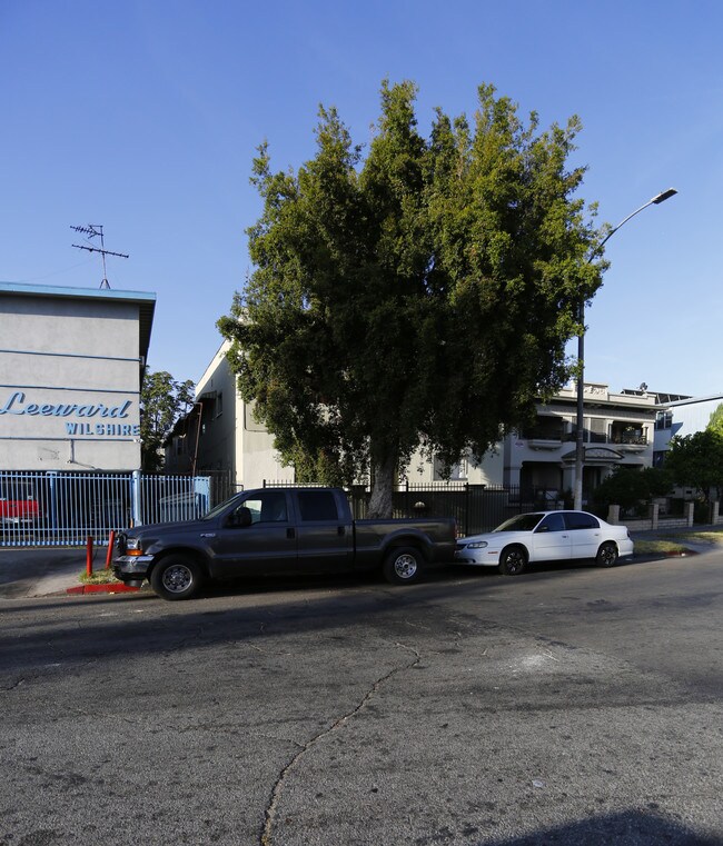 2874 Leeward Ave in Los Angeles, CA - Foto de edificio - Building Photo