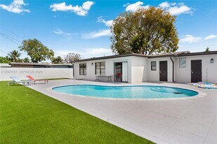 7051 Tyler St in Hollywood, FL - Building Photo