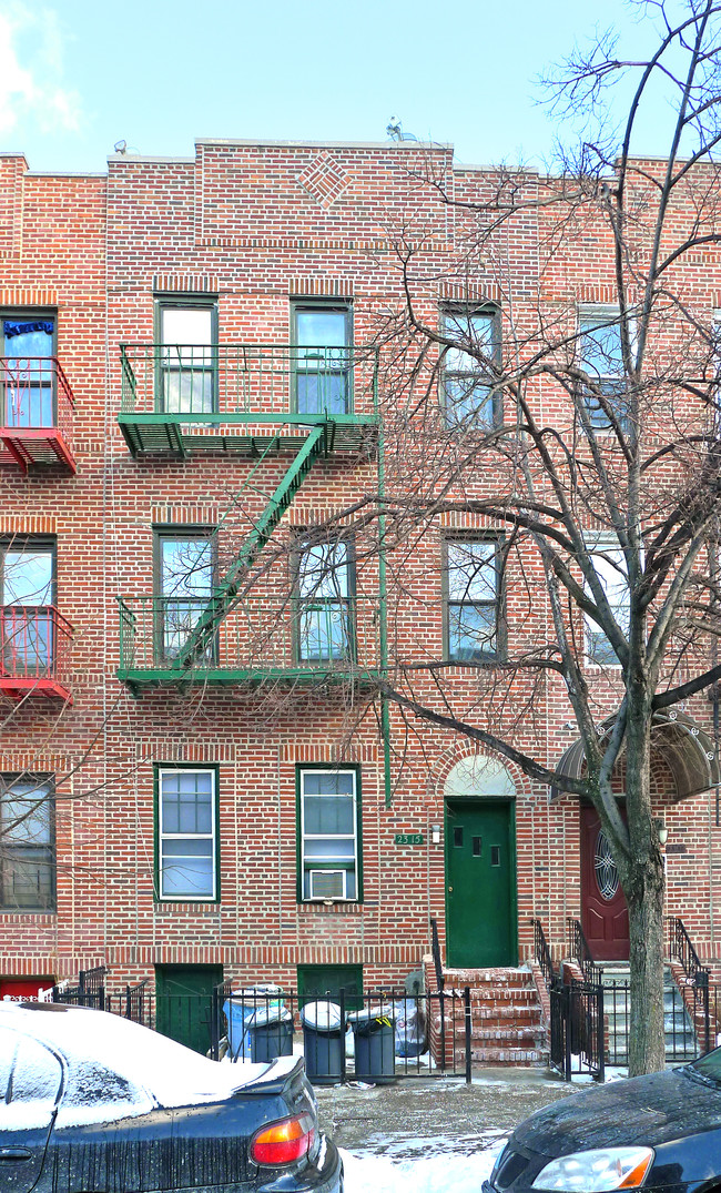 23-15 28th Ave in Astoria, NY - Foto de edificio - Building Photo