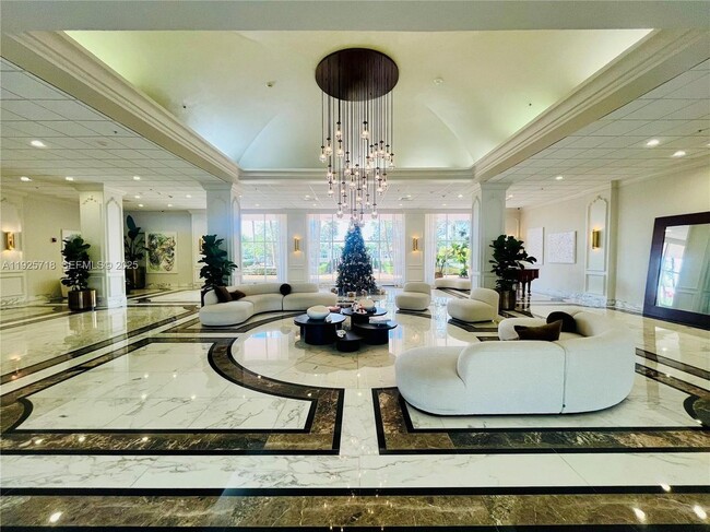 5600 Collins Ave in Miami Beach, FL - Foto de edificio - Building Photo