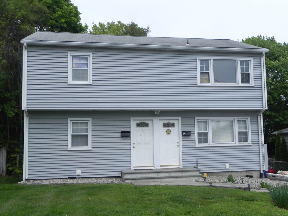 8 1/2 Girard St in Norwalk, CT - Building Photo