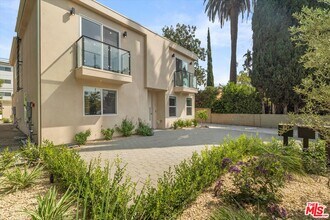11025 Blix St in Los Angeles, CA - Building Photo - Building Photo